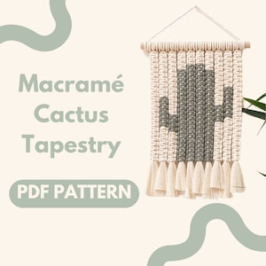 Pode incluir: Um padrão PDF para uma tapeçaria de macramé em forma de cactus. O padrão inclui instruções para criar uma parede pendurada com um design de cacto verde e franjas brancas.