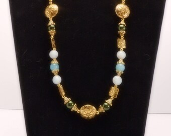 Ketting met blauwe agaatkralen - goudkleurige damessieraden