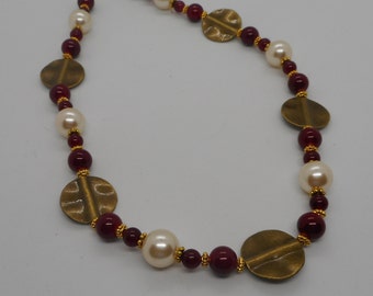 Handgemachte rote Jade Perlenkette: goldfarbene Münze & Perle, 52 cm