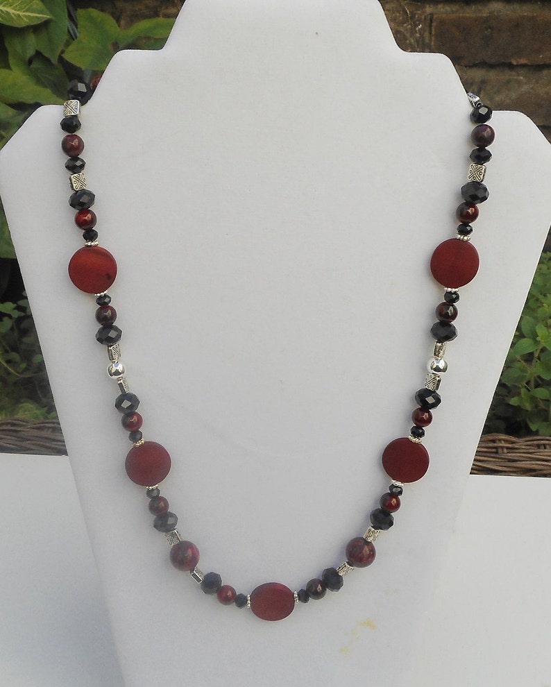 Collier Fait Main Avec Pendentif Pierre Rouge - Bijou Artisanal Unique (Longueur Réglable)