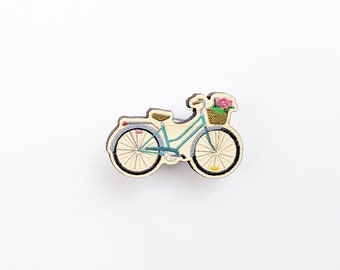 Pin de bicicleta vintage verde azulado / Insignia de madera ecológica / Bicicleta ciclista con cesta de flores como regalo