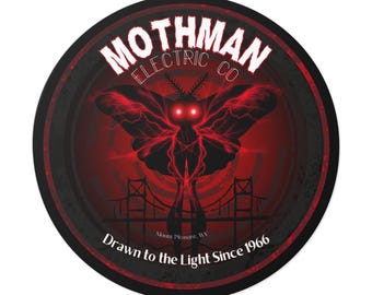 Puede incluir: Una pegatina redonda con borde negro. Presenta un diseño rojo y negro de una polilla con ojos rojos brillantes y patrones de rayos. El texto dice "Mothman Electric Co" y "Drawn to the Light Since 1966".