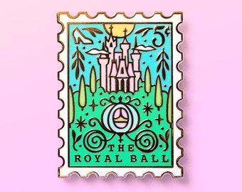 Può includere: Uno spillo in smalto dorato a forma di francobollo con un'illustrazione verde, blu e rosa di un castello, una carrozza e stelle. Il testo "THE ROYAL BALL" è stampato in oro nella parte inferiore dello spillo.