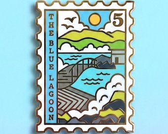 Island-Emaille-Anstecknadel: Die Blaue Lagune, Reisebriefmarke, isländisches Sammlerstück