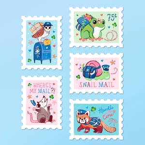 Peut inclure: Cinq timbres-poste illustrés avec des animaux mignons. On y voit un hibou, une grenouille, un escargot, un opossum et un panda roux, chacun avec des éléments liés au courrier. Le fond est bleu clair et les timbres ont des bords décoratifs.