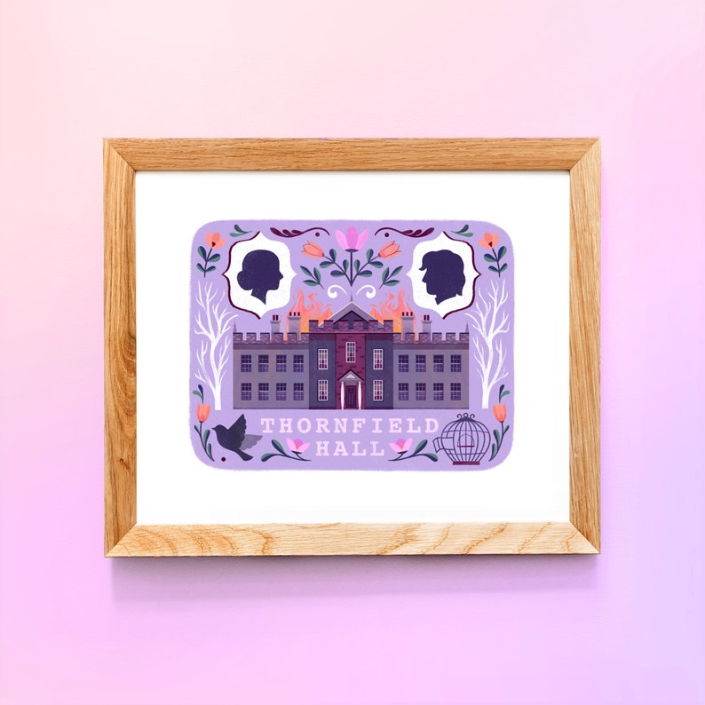 K&ouml;nnte beinhalten: Ein gerahmter Druck mit einem violetten Hintergrund, der eine Silhouette eines Hauses mit dem Text "Thornfield Hall" und florale Akzente zeigt.