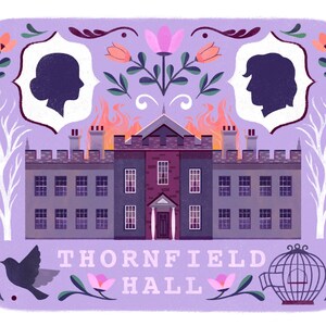 K&ouml;nnte beinhalten: Eine lila und wei&szlig;e Illustration von Thornfield Hall, einem gro&szlig;en Haus mit einem Feuer auf dem Dach. Das Haus ist von Blumen und einem Vogel umgeben. Der Text "Thornfield Hall" steht unter dem Haus.