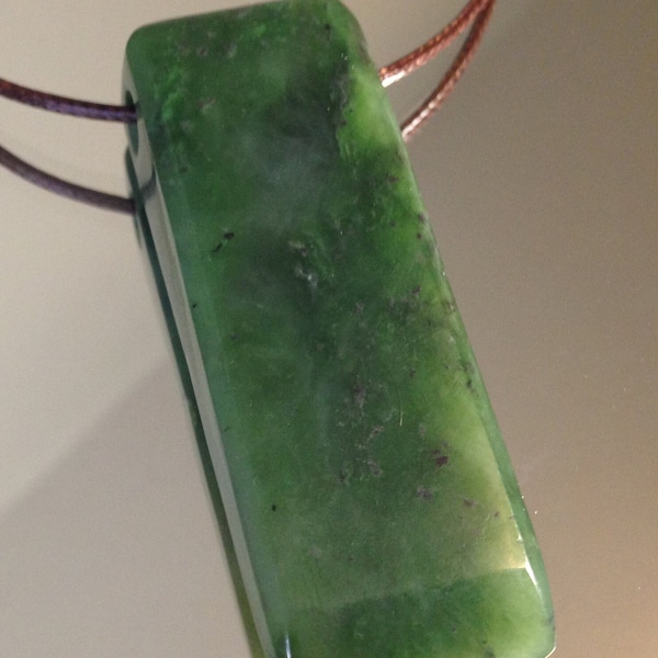 Perle de pendentif en jade de néphrite du lac Dease sculptée à la main.