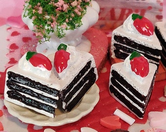 NOUVEAU! Gâteau au chocolat délicieux de la Saint-Valentin, miniature, maison de poupée, jardin féerique, nourriture féerique, gâteau au chocolat, fraise, glaçage blanc, mignon