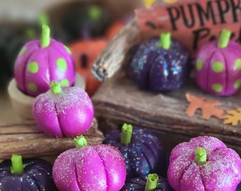 Citrouilles pour votre jardin de fées ou maison de poupée, miniature, maison de poupée, jardin de fées, citrouilles violettes, citrouilles étincelantes, citrouilles violettes,