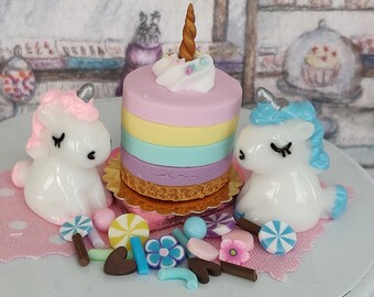 Licornes douces avec un gâteau incroyable de licorne, miniature, dollhouse, jardin de fée, licornes pastel, gâteaux, rose, lvender, bonbon de pastel,