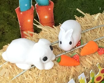 Maman blanche et bébés lapins, animaux de compagnie fées, lapins miniatures en argile blanche, lapin de maison de poupée, lapins fées, blanc, jardin de fées, lapins