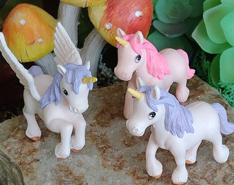 Licornes douces debout, Miniature, Maison de poupée, Jardin de fées, Licorne avec ailes, Rose, Lavande, Corne de licorne d’or, Licorne volante,