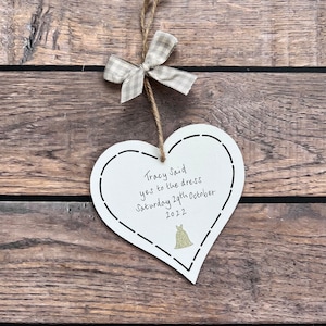 Elle a dit oui à la robe | Cadeau de fiançailles | Monsieur et Madame | coeur plaque souvenir des couples pendaison signe cadeau annonce ami carte mariage