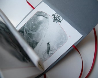 Puede incluir: Un pequeño libro encuadernado en papel gris con una cinta roja atada alrededor. La portada presenta una ilustración en blanco y negro de un cuervo de pie en un bosque nevado.