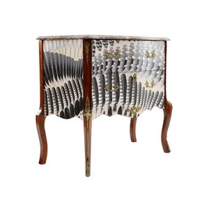 Può includere: Un comò a due cassetti con piano in marmo e dettagli dorati decorativi. Il comò è rivestito con un motivo bianco e nero e poggia su quattro gambe curve.