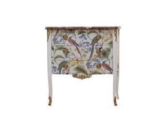 Cômoda com 3 gavetas estilo Luís XV com desenho de pássaros exóticos e tampo em mármore natural