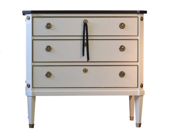 Vintage Gustavian Antik Byrå White Chest