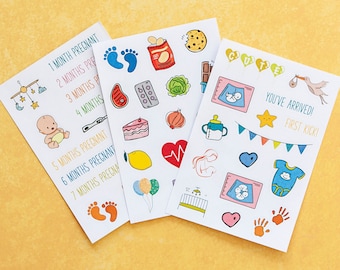 Op de afbeelding: Drie vellen met stickers met illustraties van babygerelateerde items, zoals een babyfles, een wieg, een hart, een citroen, een voetafdruk en een echo. De stickers zijn op een gele achtergrond. De tekst op de stickers luidt "1 maand zwanger", "2 maanden zwanger", "3 maanden zwanger", "4 maanden zwanger", "5 maanden zwanger", "6 maanden zwanger", "7 maanden zwanger", "Je bent er! Eerste schop!" en "Schattig".