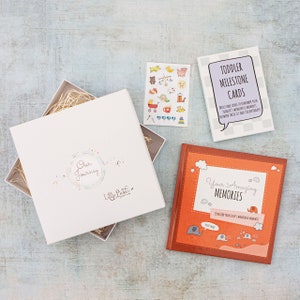 Coffret cadeau souvenir pour tout-petits - comprenant un livre de croissance "Amazing Memories", des cartes d'étape et des feuilles d'autocollants pour tout-petits, cadeau idéal pour le 1er anniversaire