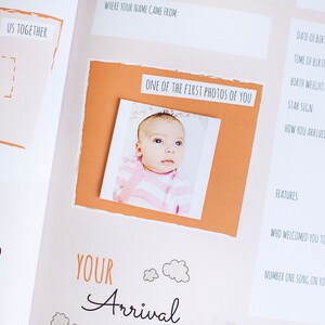 K&ouml;nnte beinhalten: Ein Baby-Erinnerungsbuch mit einem Foto eines kleinen M&auml;dchens in einem rosa-wei&szlig; gestreiften Outfit. Die Seite tr&auml;gt den Titel "Deine Ankunft" und enth&auml;lt Aufforderungen zur Aufzeichnung von Informationen &uuml;ber die Geburt des Babys, wie z. B. Datum, Uhrzeit, Gewicht und Sternzeichen.