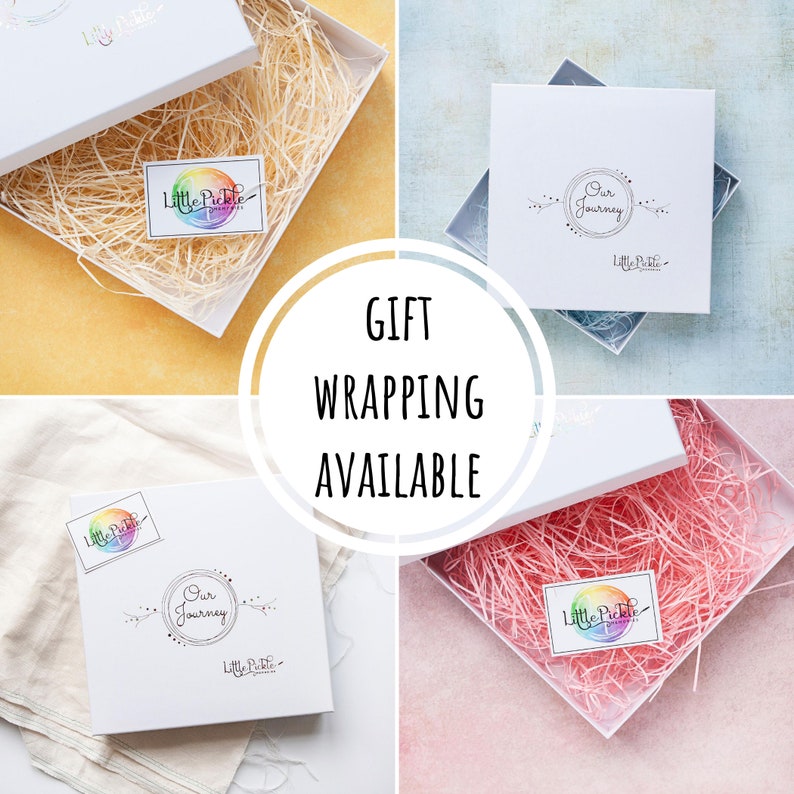 Puede incluir: Cuatro cajas de regalo blancas con papel de seda de diferentes colores en su interior. Las cajas est&aacute;n abiertas y muestran el papel de seda. Las cajas tienen un logotipo que dice "Little Pickle" y "Our Journey". El texto "GIFT WRAPPING AVAILABLE" est&aacute; en un c&iacute;rculo en el centro de la imagen.