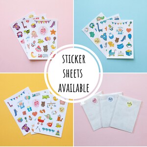 Puede incluir: Cuatro hojas de pegatinas con ilustraciones coloridas de dise&ntilde;os de tem&aacute;tica infantil. Las hojas de pegatinas est&aacute;n dispuestas en una cuadr&iacute;cula sobre un fondo rosa, azul y amarillo. El texto "Sticker Sheets Available" est&aacute; escrito en un c&iacute;rculo blanco en el centro de la imagen.