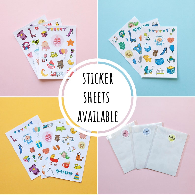 K&ouml;nnte beinhalten: Vier Aufkleberb&ouml;gen mit verschiedenen Designs zum Thema Baby. Die B&ouml;gen sind bunt und zeigen Illustrationen von Babys, Tieren und Spielzeug. Der Text "Sticker Sheets Available" ist in einem Kreis in der Mitte des Bildes dargestellt.