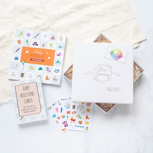 Nouveau coffret cadeau pour bébé, panier comprend un livret de bébé, des cartes d'étape pour bébé et des feuilles d'autocollants, pour les mamans lesbiennes et les papas gays, cadeau de naissance
