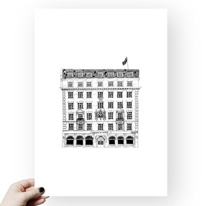Puede incluir: Dibujo en blanco y negro de un edificio con una bandera en la parte superior. El edificio tiene muchas ventanas y un letrero que dice "Fortnum & Mason".