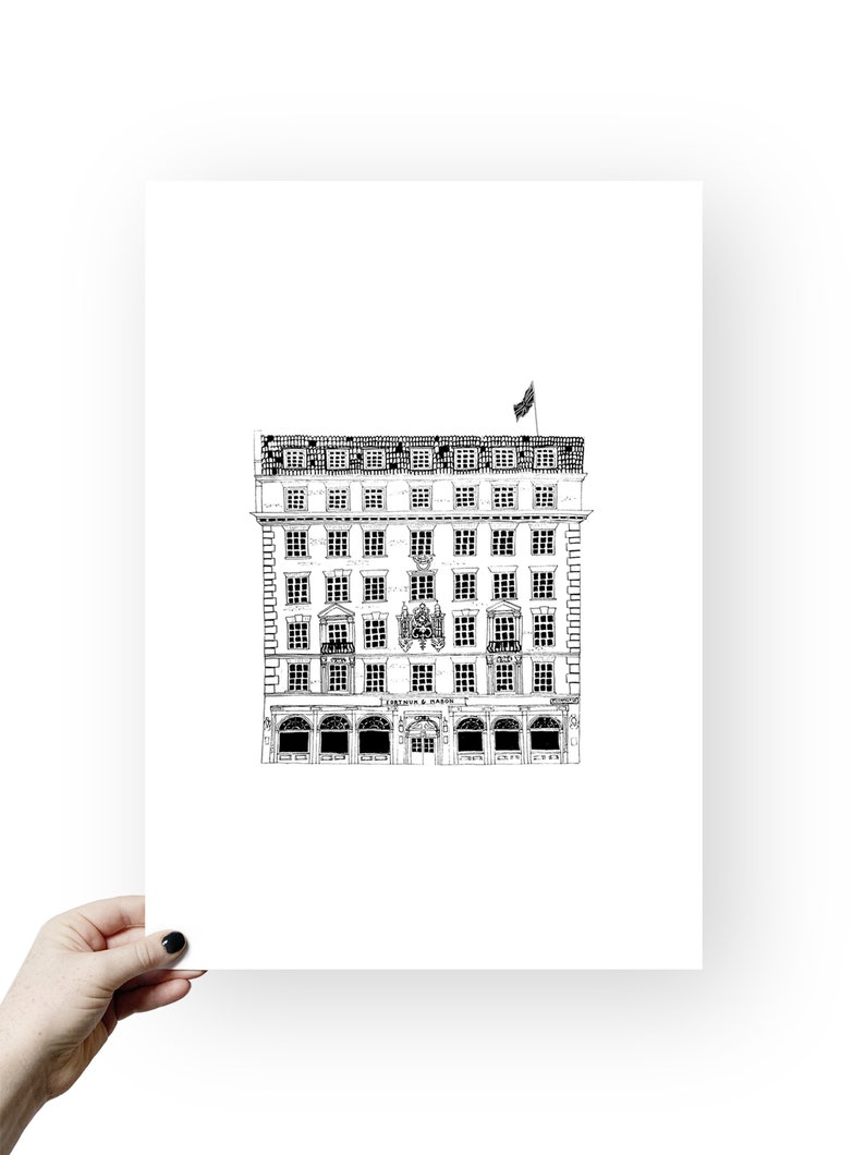 Puede incluir: Dibujo en blanco y negro de un edificio con una bandera en la parte superior. El edificio tiene muchas ventanas y un letrero que dice "Fortnum & Mason".