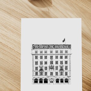 Puede incluir: Dibujo en blanco y negro de un edificio con una bandera en la parte superior. El edificio tiene muchas ventanas y un letrero que dice "Fortnum & Mason".
