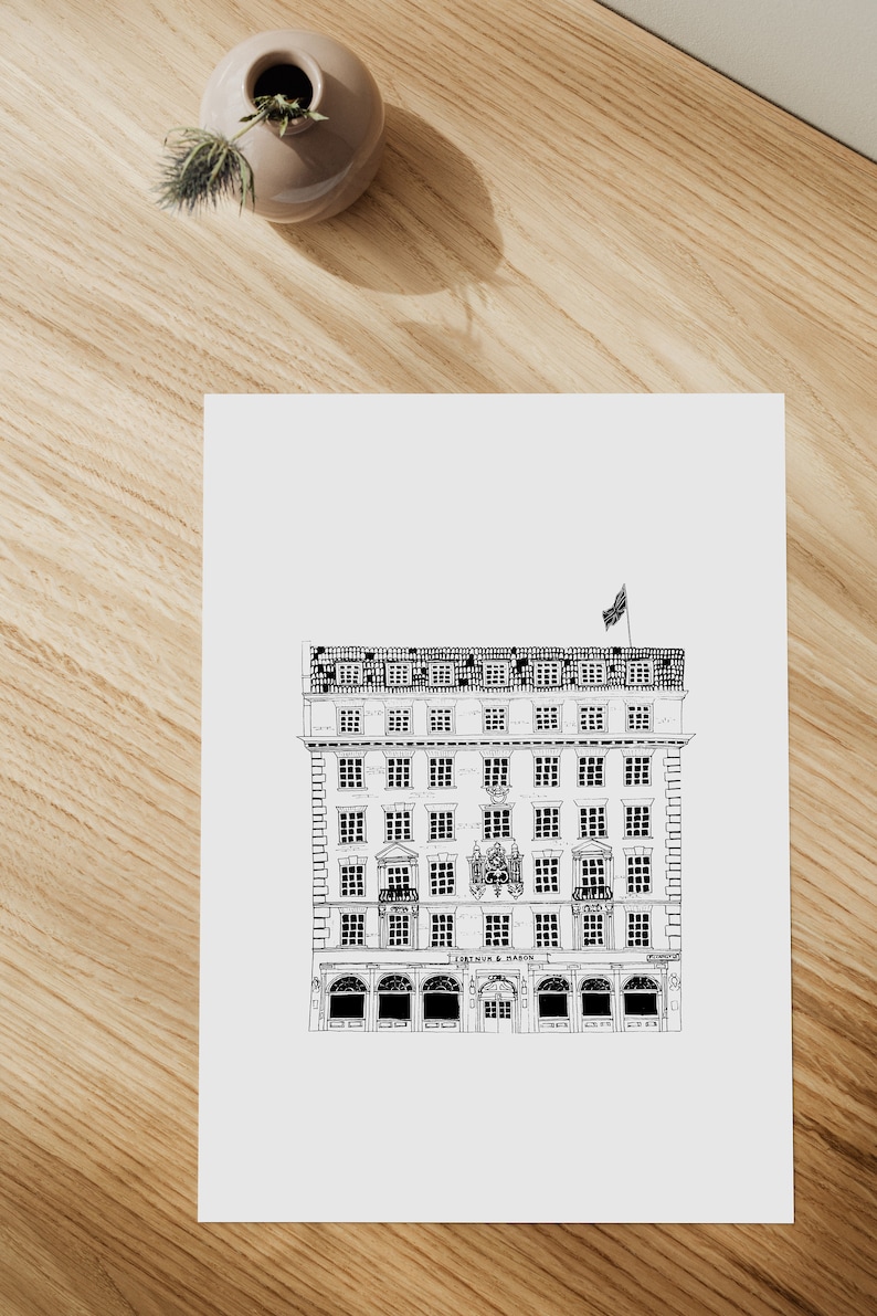 Puede incluir: Dibujo en blanco y negro de un edificio con una bandera en la parte superior. El edificio tiene muchas ventanas y un letrero que dice "Fortnum & Mason".