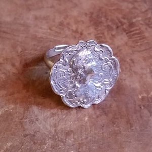 Schöpfung - Jugendstil Silber Metallring mit Porträt der Blumenfrau