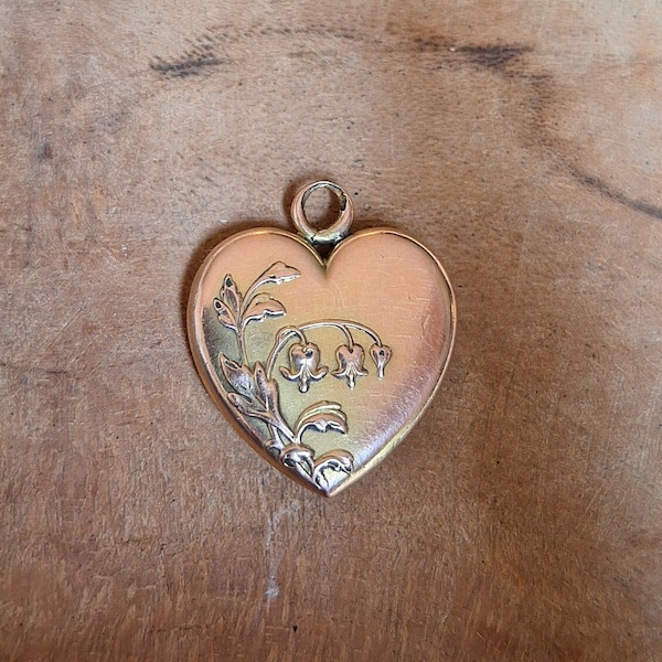 Pendentif Art Nouveau en plaqué or rose en forme de coeur avec motifs d'ancolies