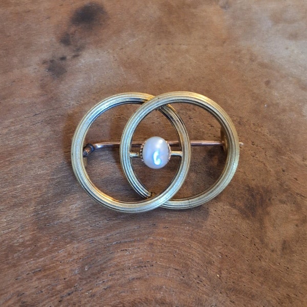 Broche XIX en forme de deux anneaux entrelacés en plaqué or ORIA avec perle naturelle
