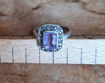Square Belle Epoque ring in silver with rectangular amethyst (?) stone surrounded by marcasites