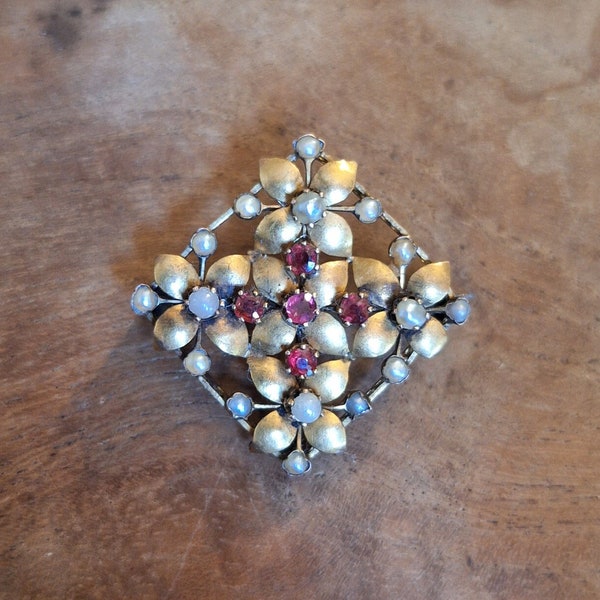 Broche Belle Epoque losange avec fleurs en métal doré avec pierres rouges et perles fines