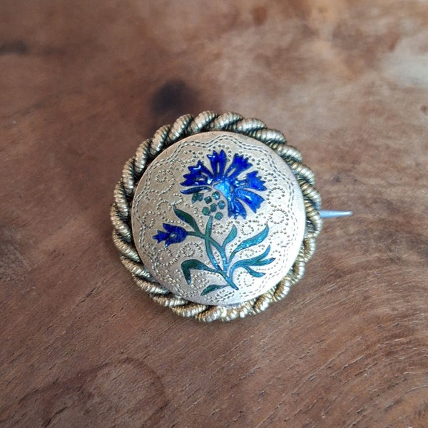 Broche Belle Epoque ronde en laiton doré avec oeillet bleu en émail