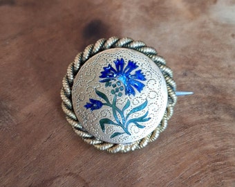 Broche Belle Epoque ronde en laiton doré avec oeillet bleu en émail