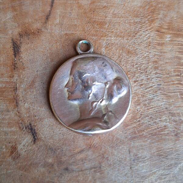 Pendentif médaillon Art Nouveau rond plaqué or rose avec profil de femme portant du gui dans les cheveux