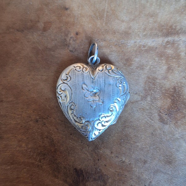 Pendentif ouvrant porte-photo XIX en forme de coeur en argent vermeil (?) avec motifs gravés