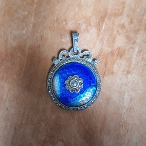 Colgante medallón XIX redondo en plata con esmalte guilloché azul y marcasitas
