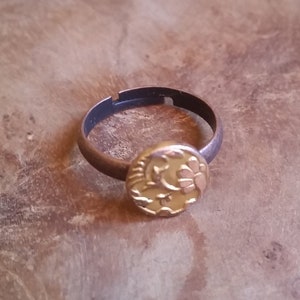 Création - Bague Belle Epoque ronde en plaqué or jaune et rose avec motif de fleur