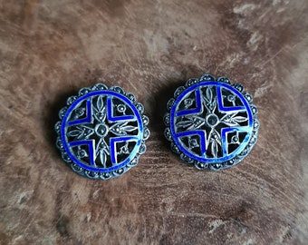 Könnte beinhalten: Ein Paar silberne Ohrringe mit blauem Emaille und einem geometrischen Design.