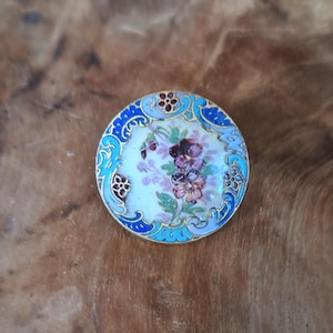 Round Belle Epoque button in gold-plated metal and enamel with pansy motif