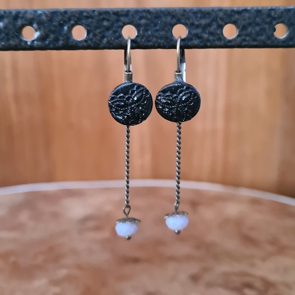 Création - Boucles d'oreilles Belle Epoque avec partie noire ronde ciselée et perle violette au bout d'une chaîne