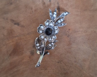 Broche del siglo XIX en forma de flor en color vermeil con azabache facetado y perlas finas