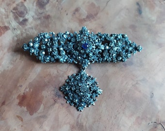 Ancienne petite broche vintage en métal argenté patiné - France