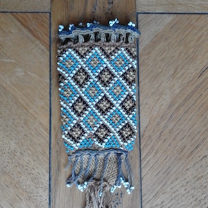 Handtasche aus dem 19. Jahrhundert aus gehäkelten und blauen, weißen und schwarzen Perlen mit Rautenmuster und hängenden Perlen